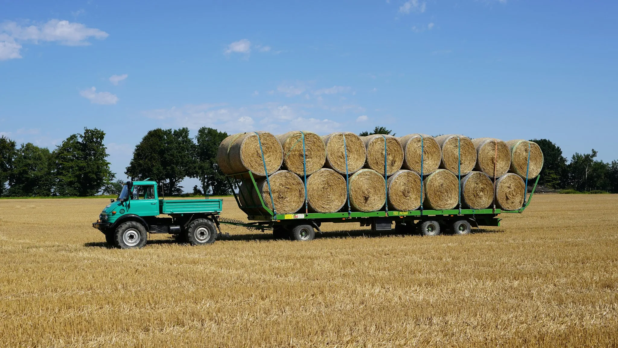 Mit Ballen beladener Lkw für den Futtermitteltransport